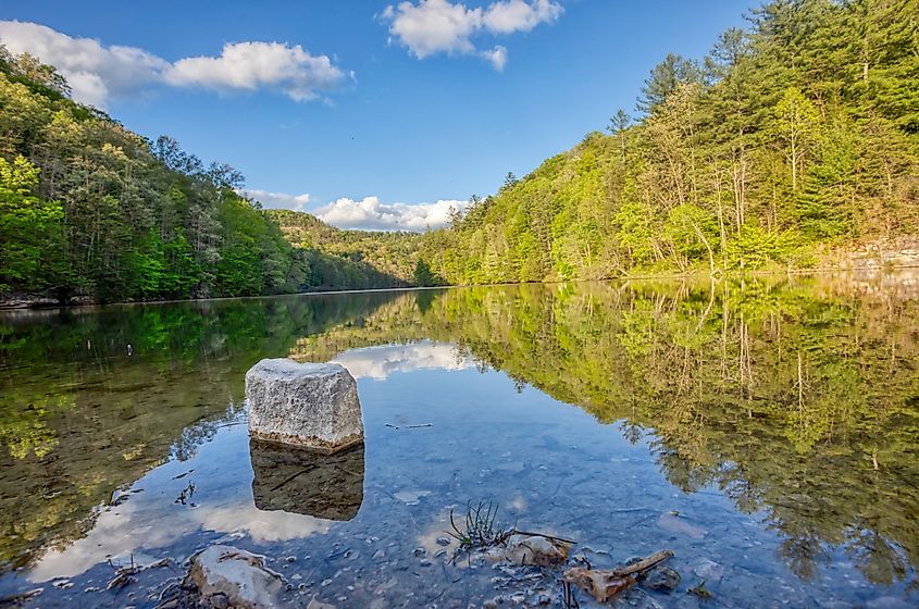 Lago Mill Creek, parte del Bosque Nacional Daniel Boone en Slade, Kentucky.  El lago conduce a una cueva subterránea para explorar.