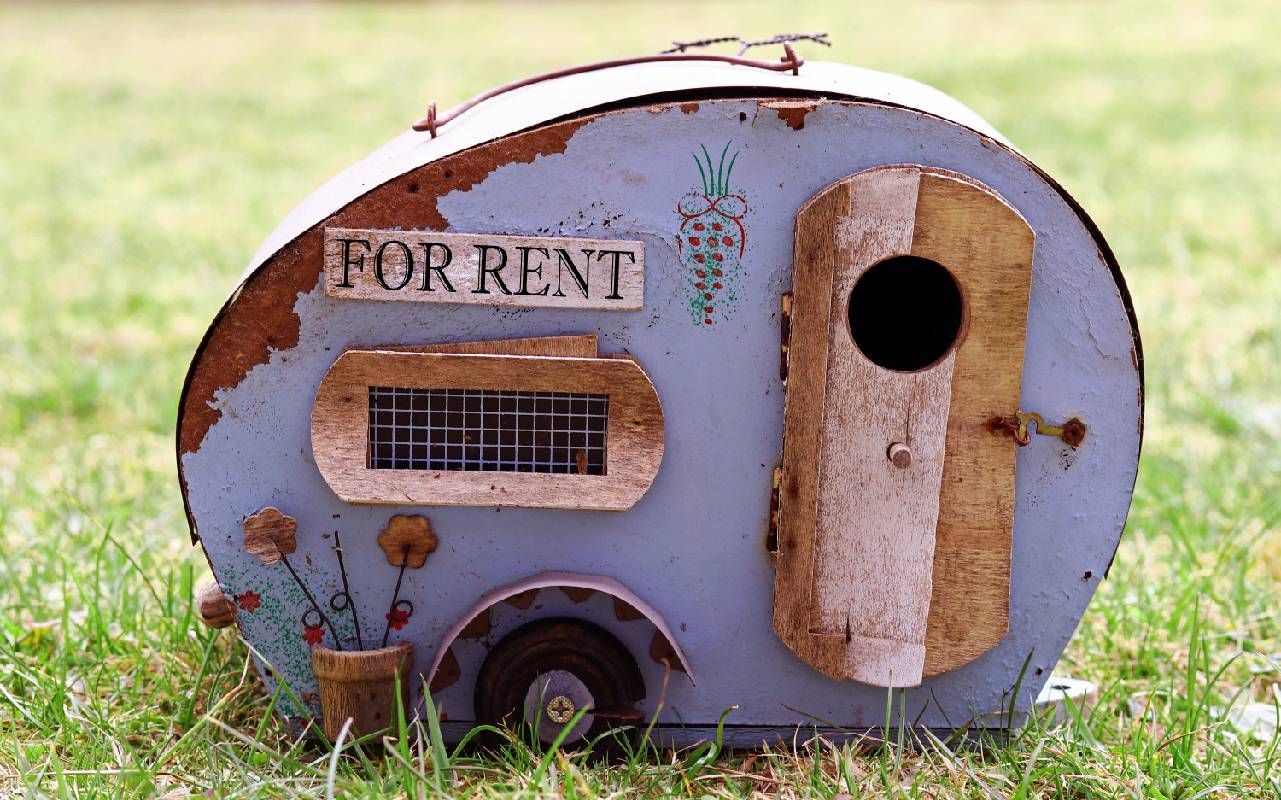 Una pequeña casa rodante con pintura descascarada.  Next Avenue, mal alojamiento, pesadilla en el alquiler vacacional