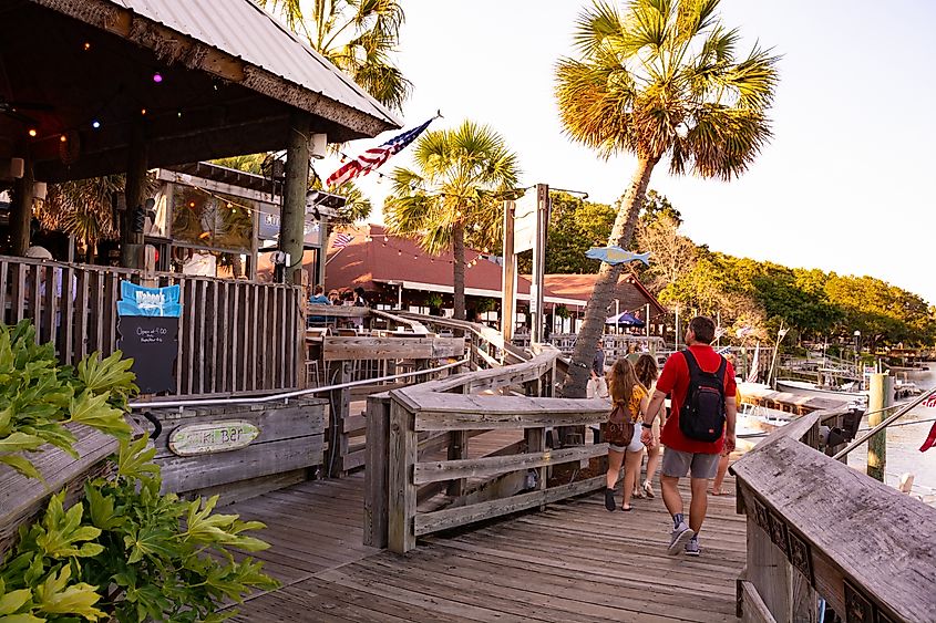 Murrells Inlet, Carolina del Sur: MarshWalk, ubicado en el histórico pueblo pesquero, tiene un paseo marítimo de madera bordeado de restaurantes, bares y barcos.
