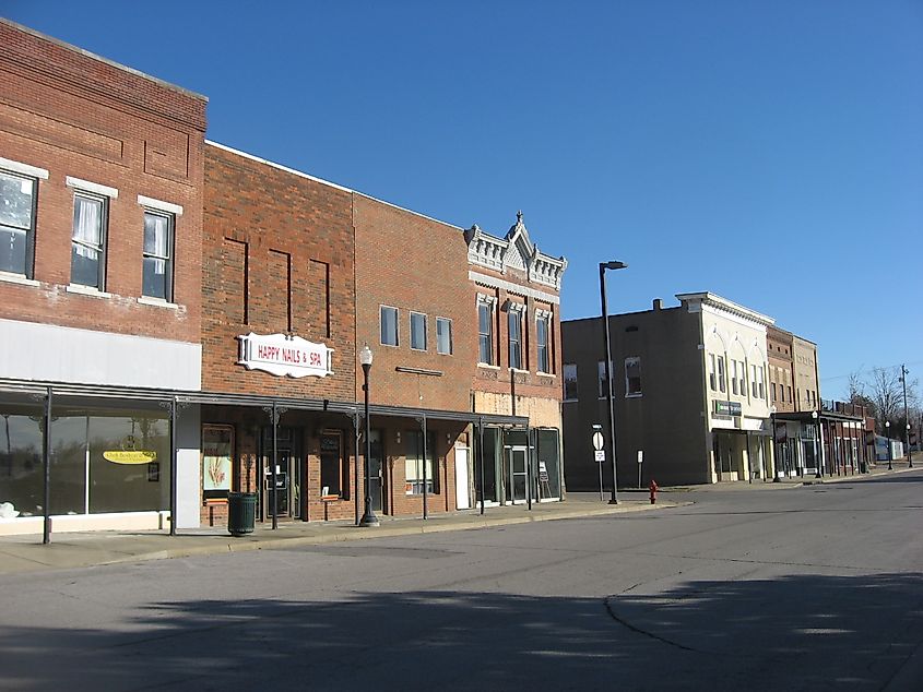 Edificios en la intersección de Main Street en el lado norte de Railroad Avenue en Dawson Springs, Kentucky, Estados Unidos.
