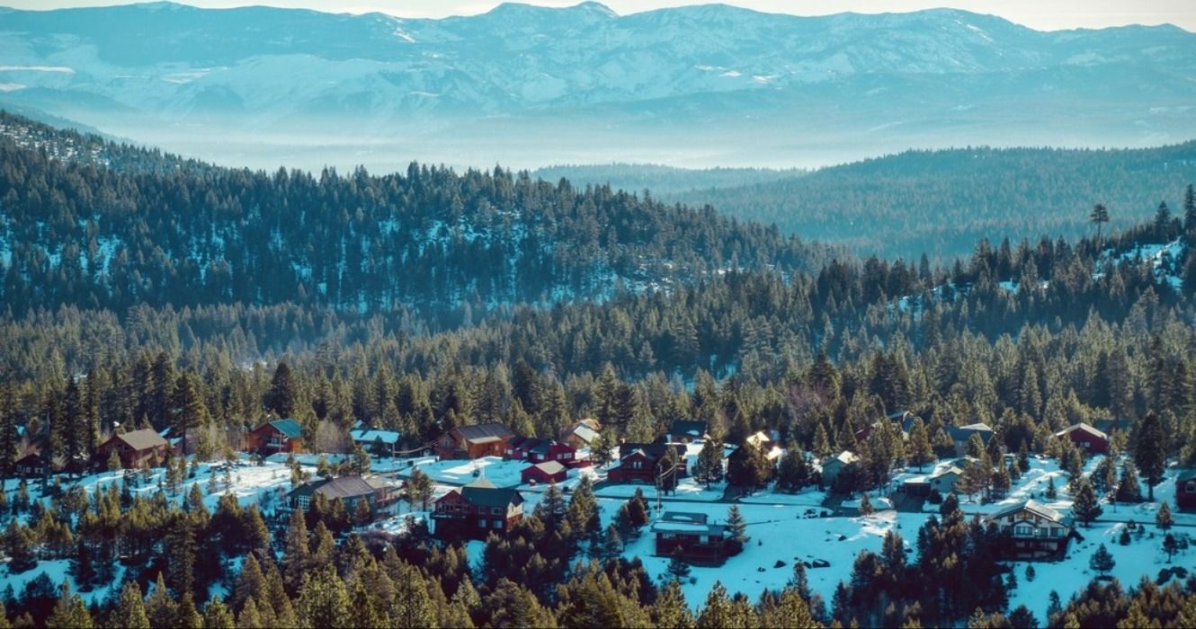 Ciudad de montaña cubierta de nieve de Truckee, CA, California, EE.UU. en invierno en las montañas de Sierra Nevada