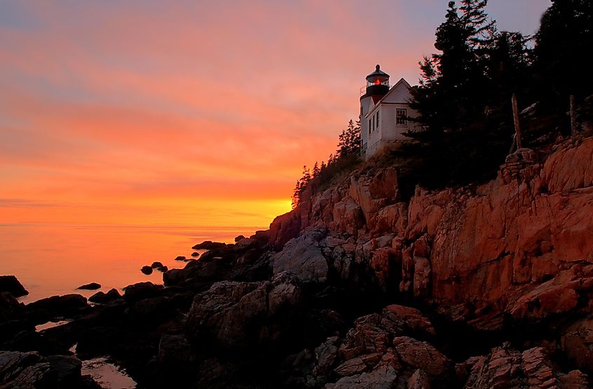 Atardecer en el faro de Bass Harbor en Bar Harbor, Maine.