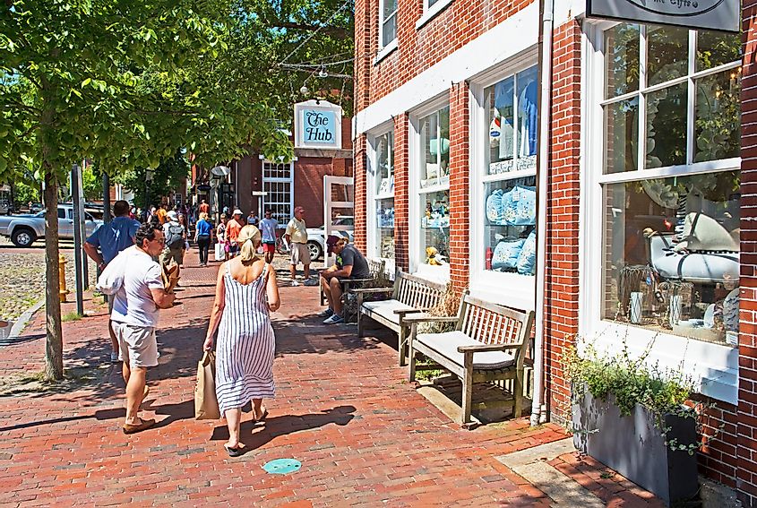 La ciudad de Nantucket alberga una ecléctica variedad de tiendas.  Crédito editorial: Fotografía de stock mística / Shutterstock.com
