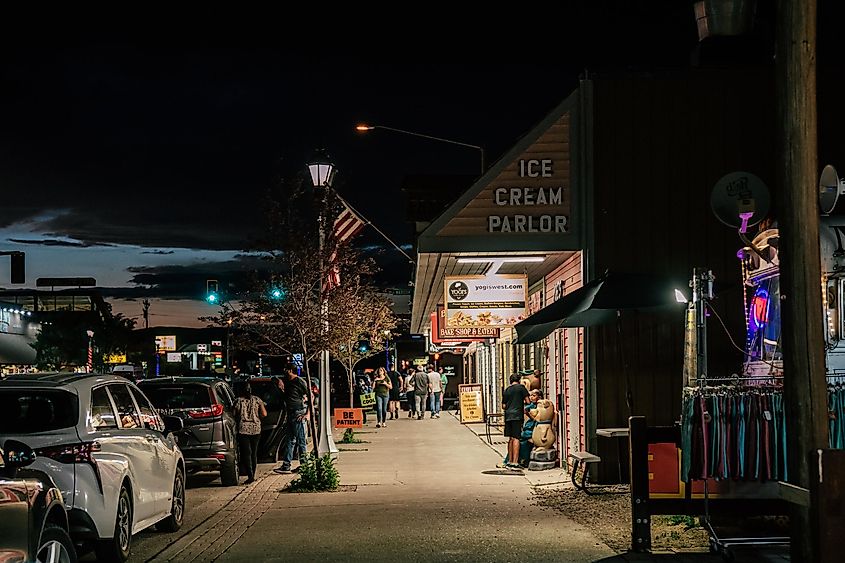 Compre en el centro de la ciudad con restaurantes y tiendas de regalos en la ciudad turística de West Yellowstone.  Crédito editorial: melissamn / Shutterstock.com