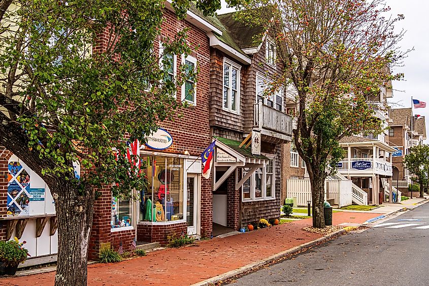 El centro de Manteo cuenta con aceras de ladrillo y una tienda de sándwiches Poor Richard's.  Crédito editorial: Wileydoc / Shutterstock.com