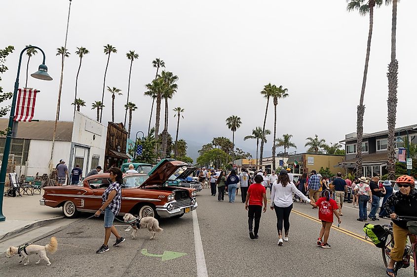 Exposición navideña de autos clásicos Rods and Roses en Carpinteria, California
