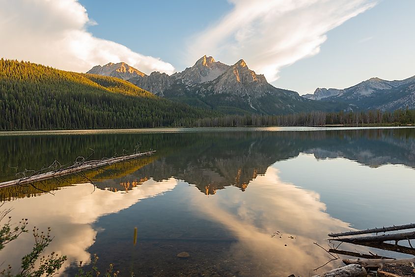 Atardecer en el lago en las montañas Sawtooth en Stanley, Idaho.  Crédito editorial: Aaron Fortin/Shutterstock.com