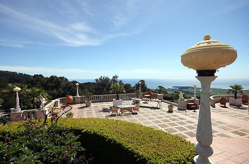 Vista del Océano Pacífico desde el Castillo Hearst en San Simón, California.