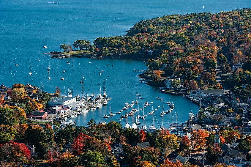 Vista aérea del puerto de Camden, Maine, que muestra un vibrante follaje de otoño.
