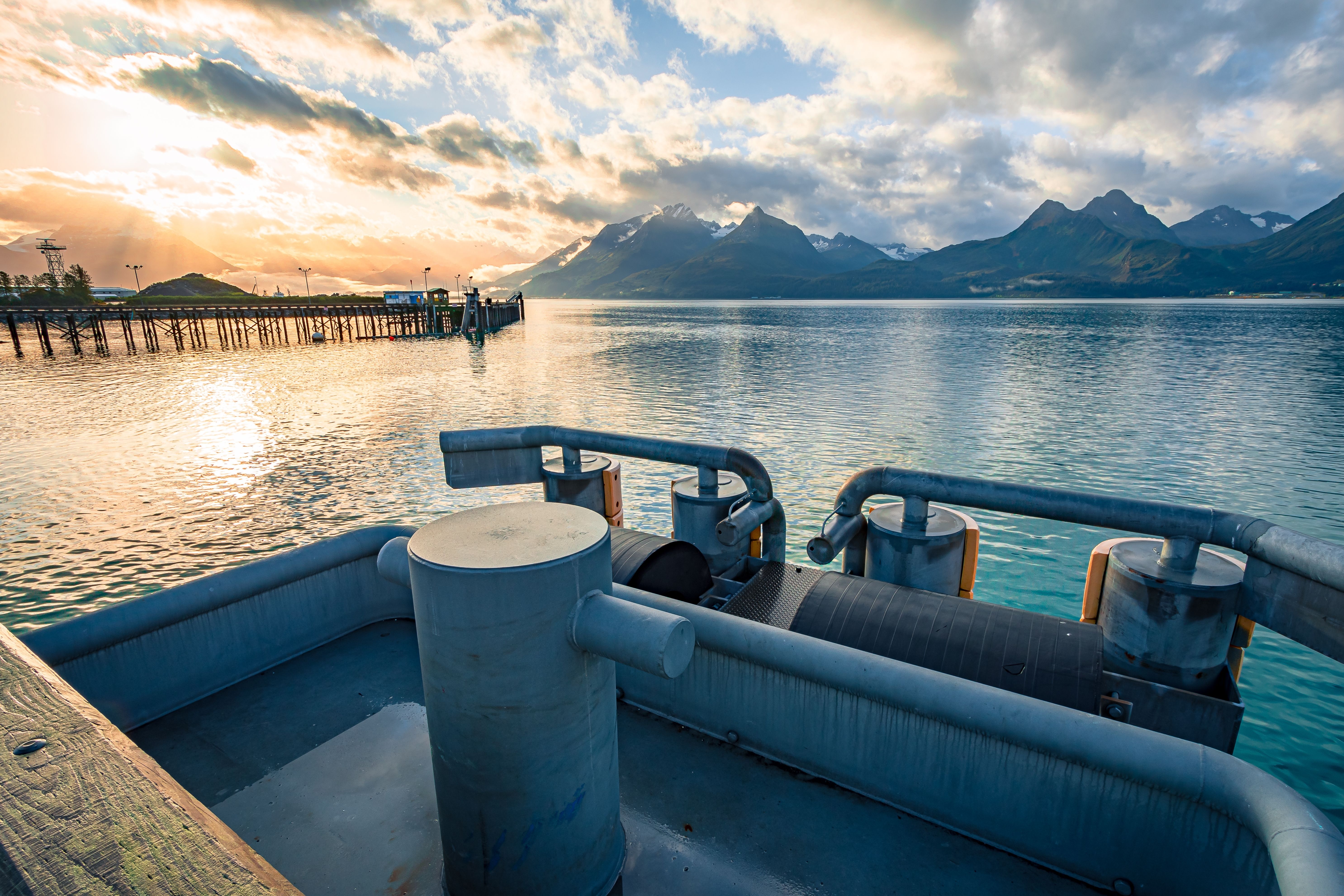 Terminal de ferry de Valdez al amanecer en Valdez, Alaska