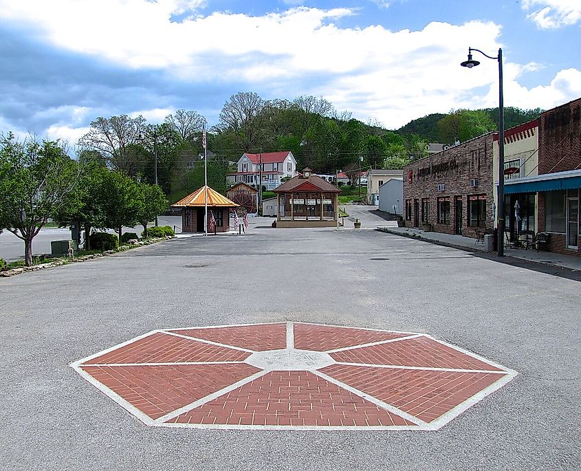 Vista a lo largo de la plaza del pueblo en Tellico Plains, Tennessee, Estados Unidos.