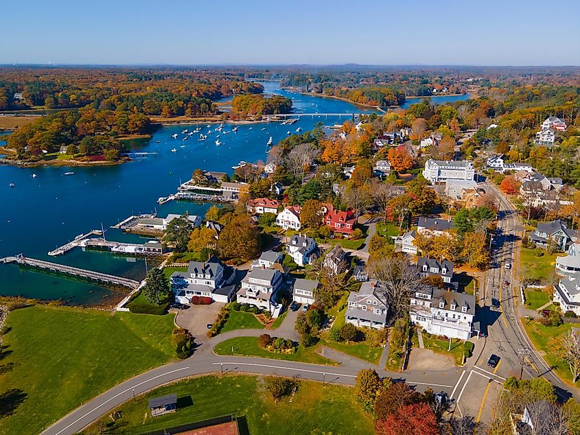 Vista aérea del río York en Stage Neck, donde se encuentra con el puerto de York en la ciudad de York, Maine, Estados Unidos.