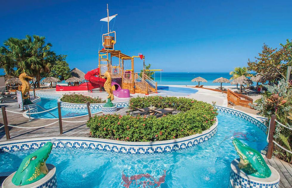 Parque acuático Pirate Island en Negril junto al mar