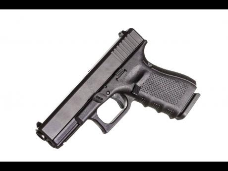 Novedad de un hombre detenido afuera del club con un arma de fuego ilegal