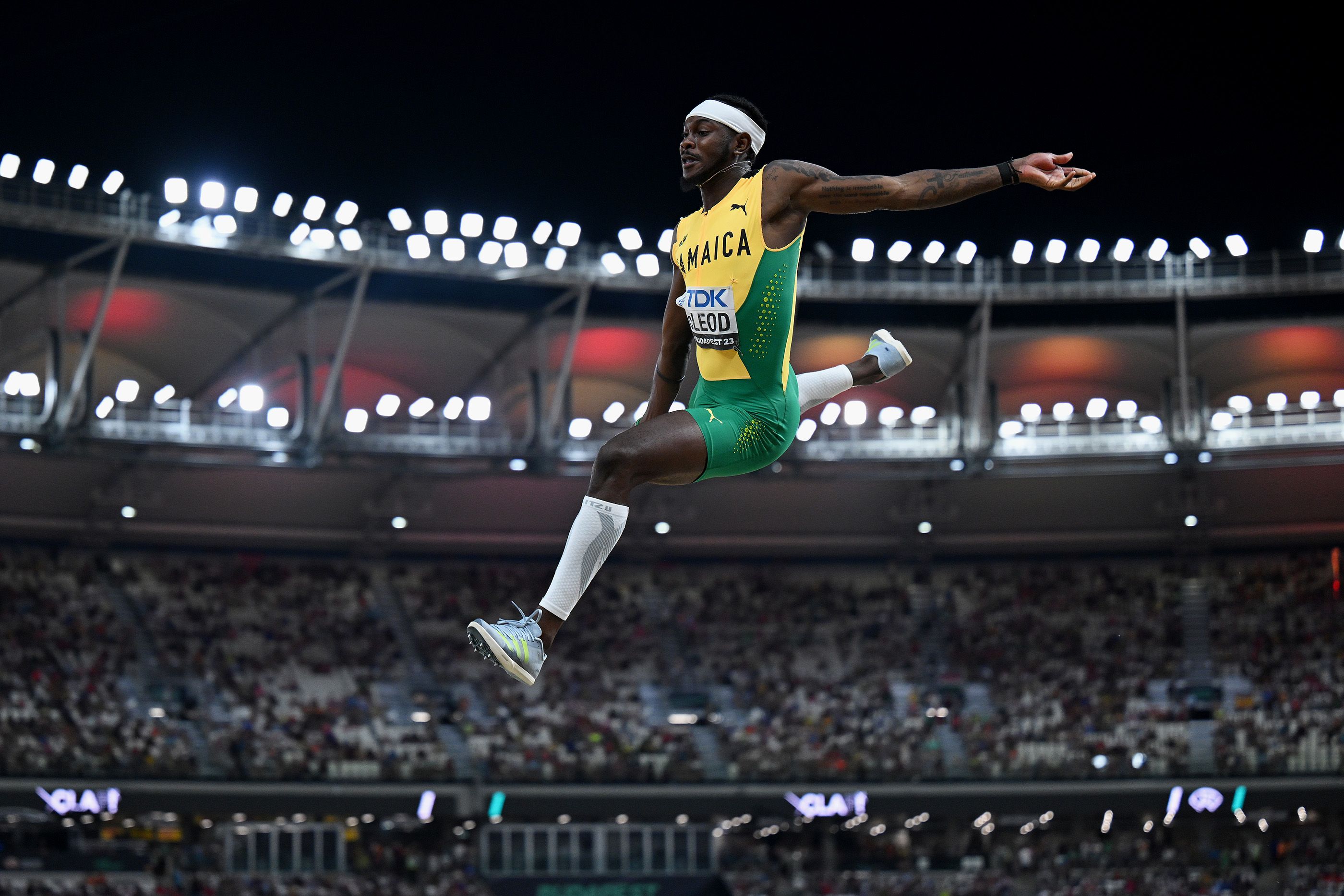 Kerry McLeod en acción de salto de longitud en Budapest