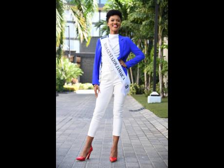 Crédito: Antón Lodge La empresaria y abogada Shannon Johnson agrega un toque de color con zapatos de tacón rojos.
