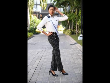 Crédito: Antón Lodge Shanique Rogers combina un elegante moño con pantalones de vestir de tweed.