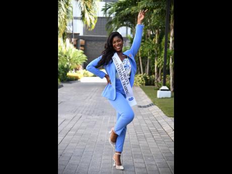Crédito: Antón Lodge Un traje pantalón es una prenda llamativa y Jada Williams dice todo lo correcto con este par de pantalones azul claro.