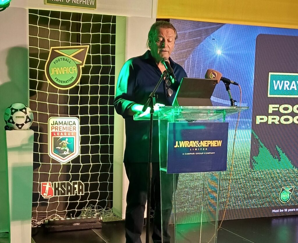 La relación entre el fútbol y las empresas de Jamaica se fortaleció mediante la creación del Programa de Fútbol Wray & Nephew.