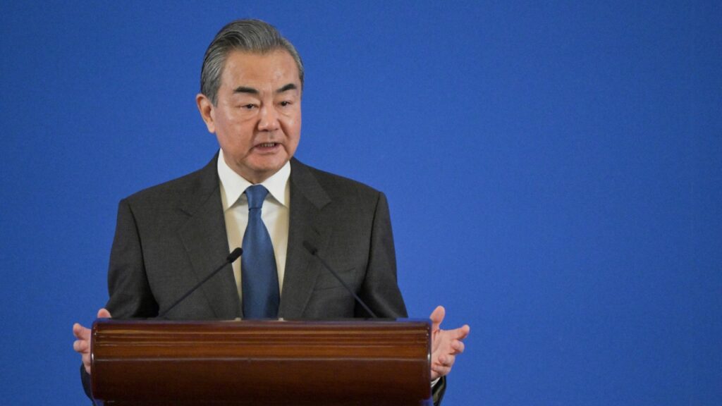 El ministro de Asuntos Exteriores chino, Wang Yi, expresó su determinación de ayudar a Jamaica a desempeñar un papel más importante en el escenario mundial, una posición que China ha elogiado.