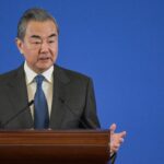 El ministro de Asuntos Exteriores chino, Wang Yi, expresó su determinación de ayudar a Jamaica a desempeñar un papel más importante en el escenario mundial, una posición que China ha elogiado.
