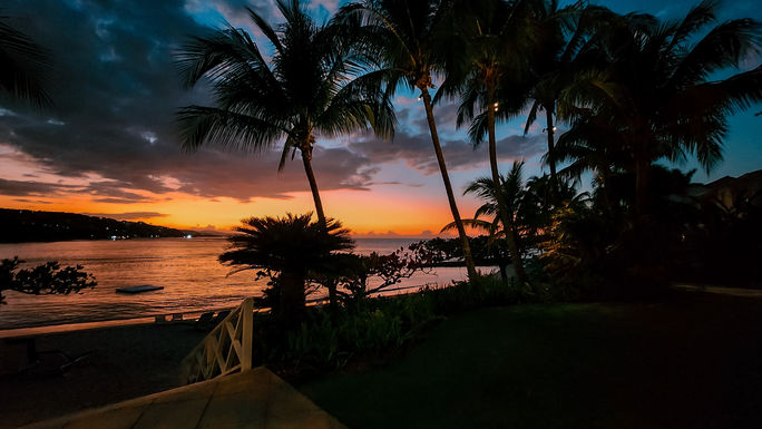Una fascinante puesta de sol en Round Hill Beach.