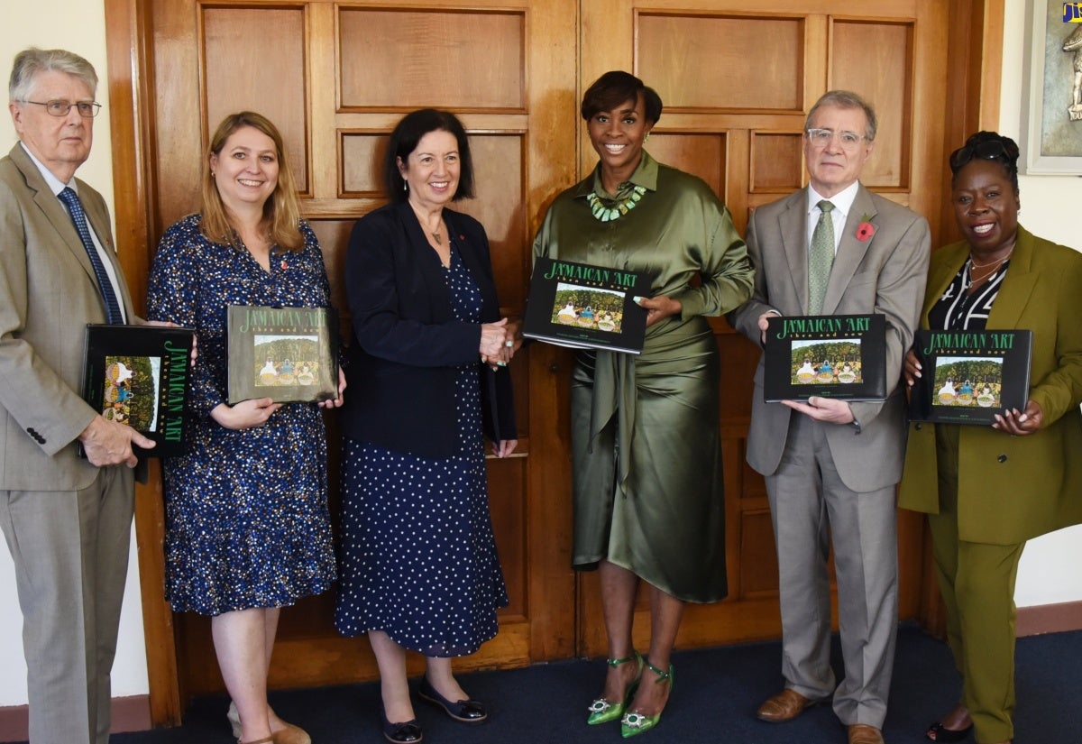 Juliet Hollins, esposa del primer ministro jamaicano Andrew Hollins y actual presidenta de la Cámara de Representantes, posa con un grupo de parlamentarios británicos durante una visita de cortesía en Kingston, Jamaica (noviembre de 2023).