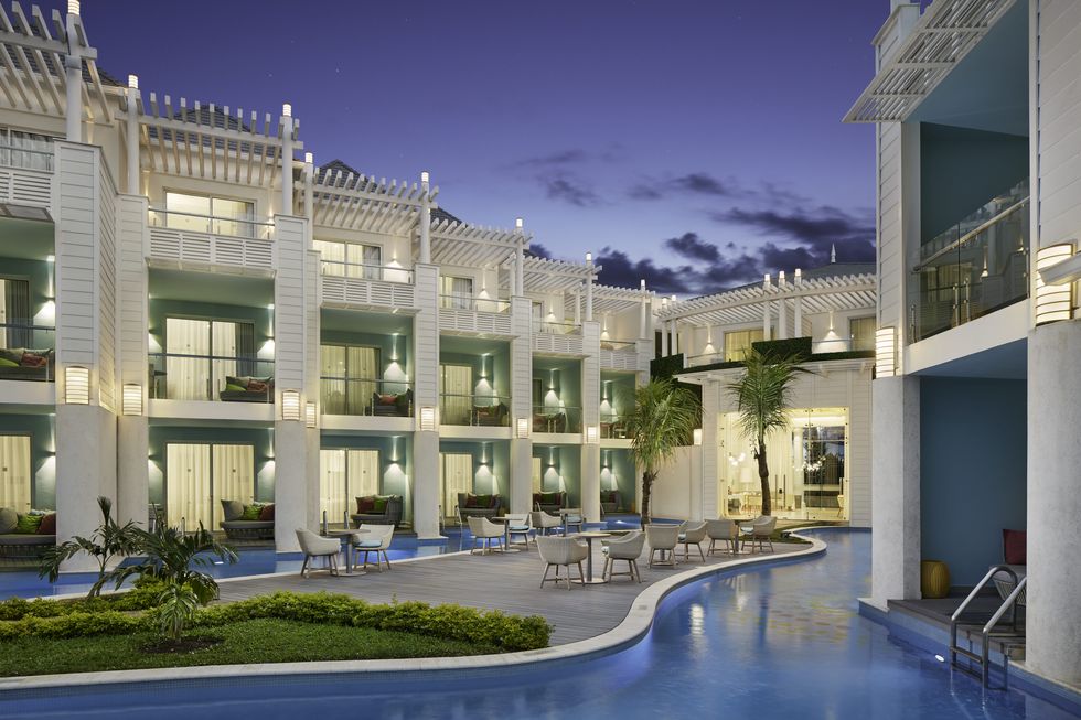 Vista parcial de Azul Beach Resort que incluye habitaciones, pequeñas áreas de piscina y balcones de las habitaciones.