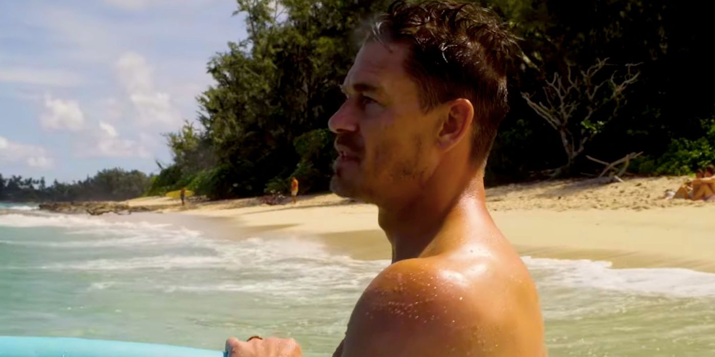 John Cena en la playa sosteniendo una tabla de surf en Friends on Vacation 2.