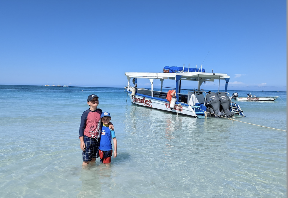Un barco con fondo de cristal frente a la costa de Negril, Jamaica