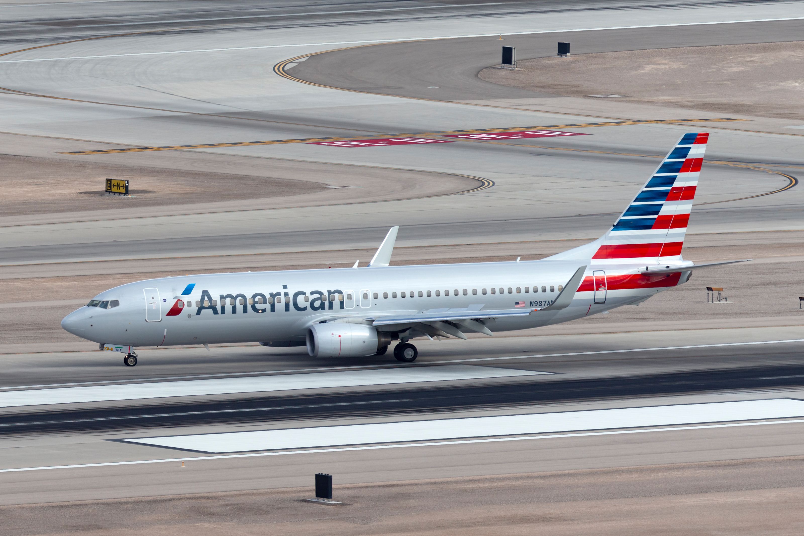 Un Boeing 737 de American Airlines en la plataforma del aeropuerto.