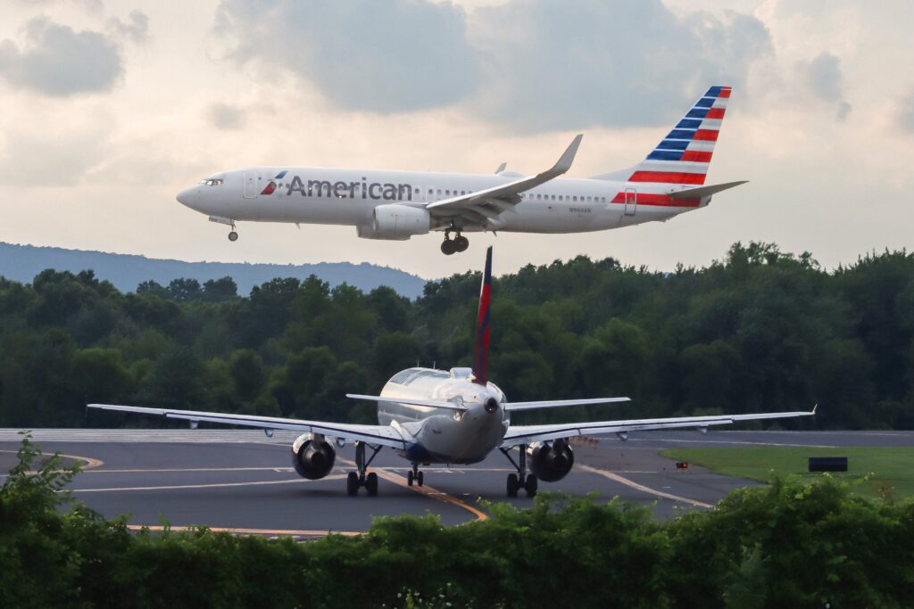 Un Boeing 737-800 de American Airlines resultó dañado por las fuertes lluvias durante un paseo por la pista en Kingston, Jamaica.