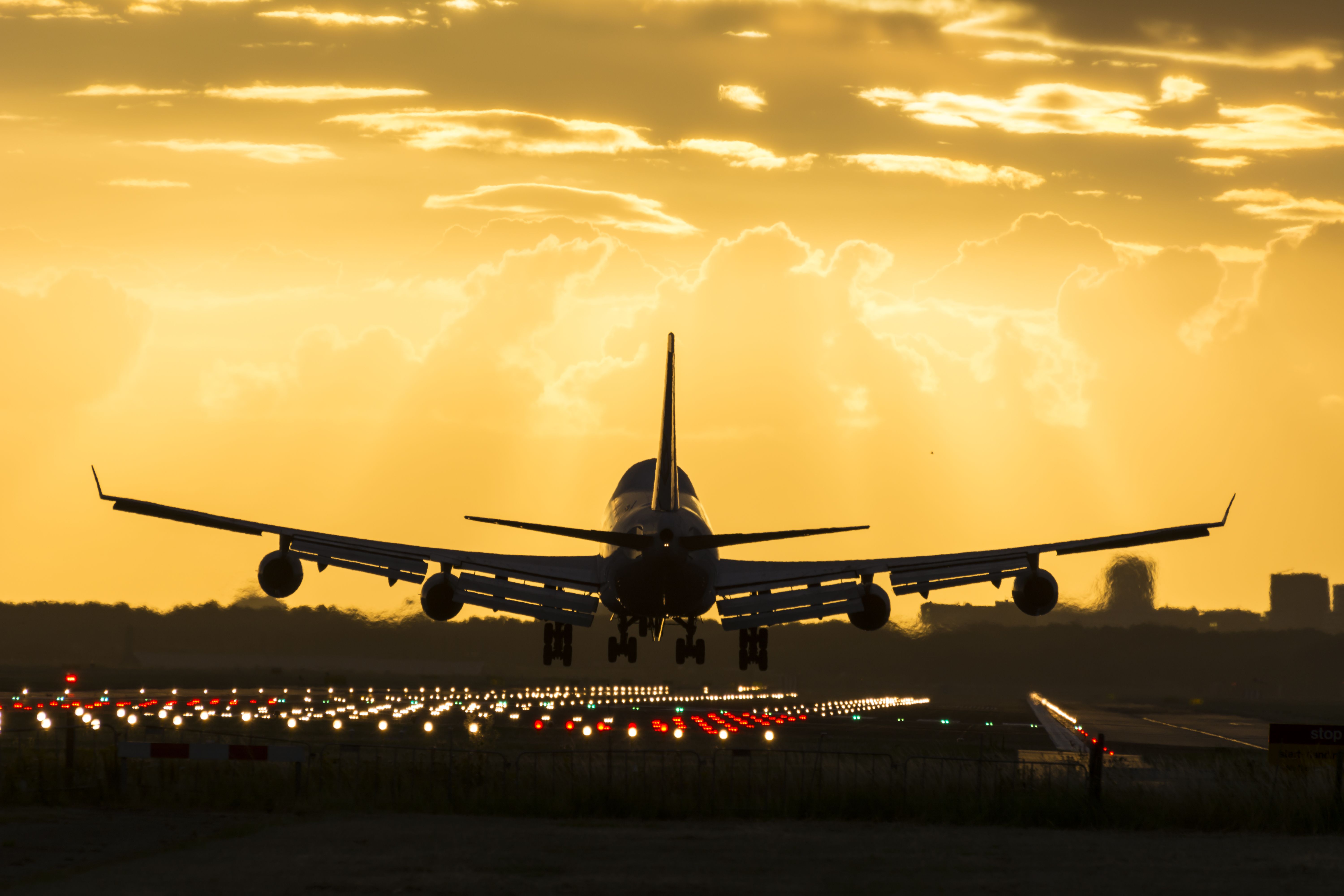 Boeing 747 aterrizando al atardecer.