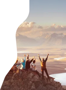 La gente se regocija en la montaña.