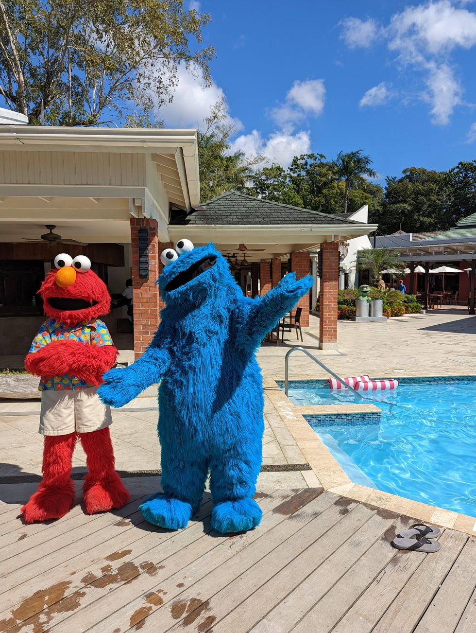 Algunas personas vestidas junto a una piscina.
