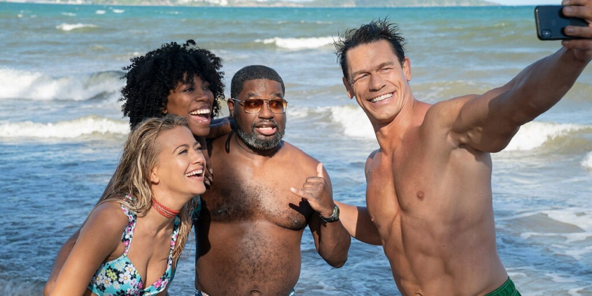 John Cena, Lil Rel Hori, Yvonne Orji y Meredith Hagner se toman una selfie en la playa entre amigos durante las vacaciones