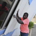El huracán Barrel avanza hacia Jamaica y mata al menos a 7 personas en el Caribe.