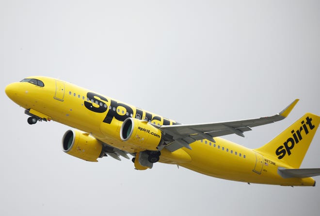 En esta imagen de archivo del 1 de junio de 2023, un avión de Spirit Airlines despega del Aeropuerto Internacional de Los Ángeles.