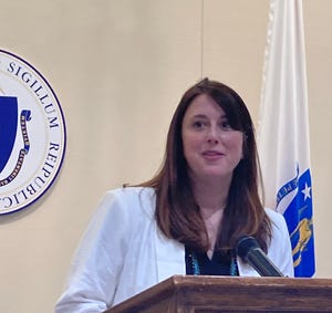 Sen. El representante Robin Kennedy, demócrata de Worcester, nombró a Raquel Knight como uno de los héroes anónimos de Massachusetts.