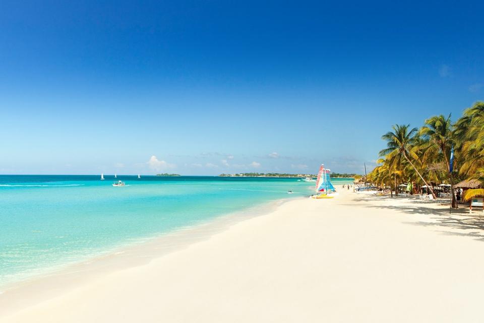 Las parejas se van a un paraíso romántico en Jamaica
