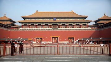 No 4. China  Ingresos generados: 200 mil millones de dólares |  Con una combinación única de monumentos antiguos y un horizonte moderno, China ocupa el noveno lugar en TTDI.  El país recibe casi 50 millones de visitantes internacionales, generando 200 mil millones de dólares en ingresos por turismo.  (Foto AP/Mark Schiefelbein)