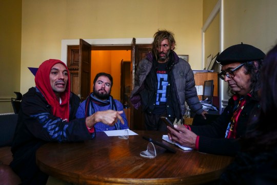 Los chilenos enfrentan una crisis de personas sin hogar, una novedad en uno de los países más ricos de América del Sur.