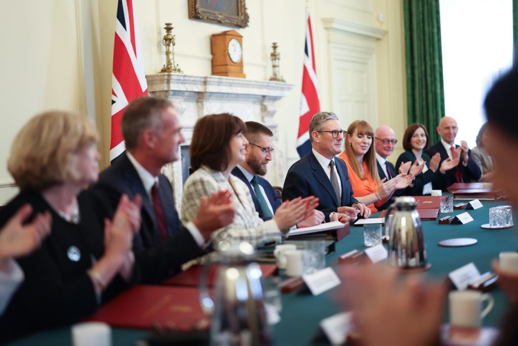 El primer ministro Keir Starmer en la primera reunión del gabinete del gobierno laborista