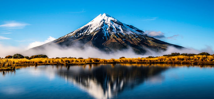 Reflejo del agua del lago con el Monte Taranaki, Nueva Zelanda. Reflejo del agua del lago con el Monte Taranaki, Nueva Zelanda.