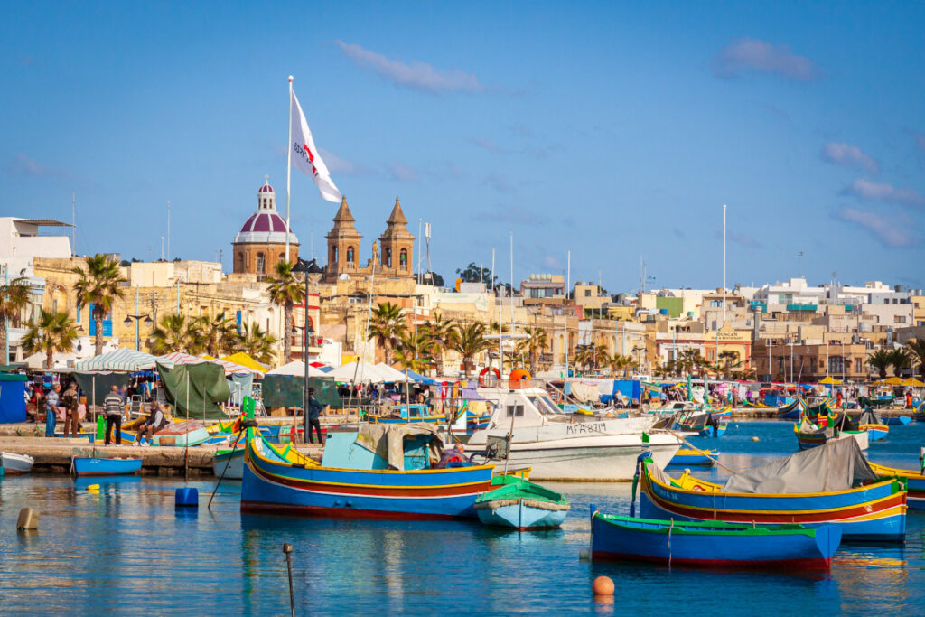 Foto de barcos en una franja de agua en las afueras de La Valeta, Malta