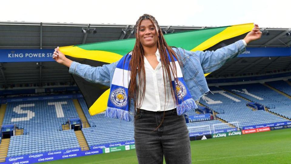 El Leicester ficha al centrocampista jamaicano Swabi