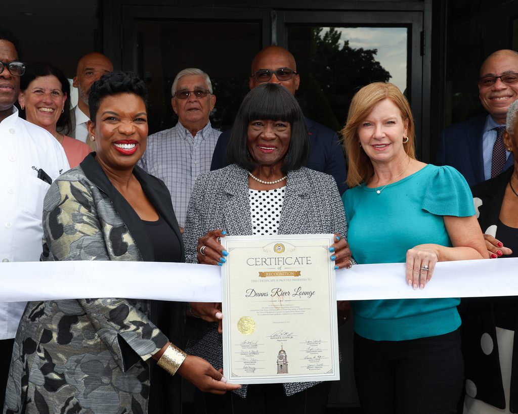 De izquierda a derecha: Naala Royale Holder, propietaria de Dunns River Lounge, la concejal principal Dorothy Goosby y la concejal Laura Ryder en la celebración del vigésimo aniversario del restaurante.
