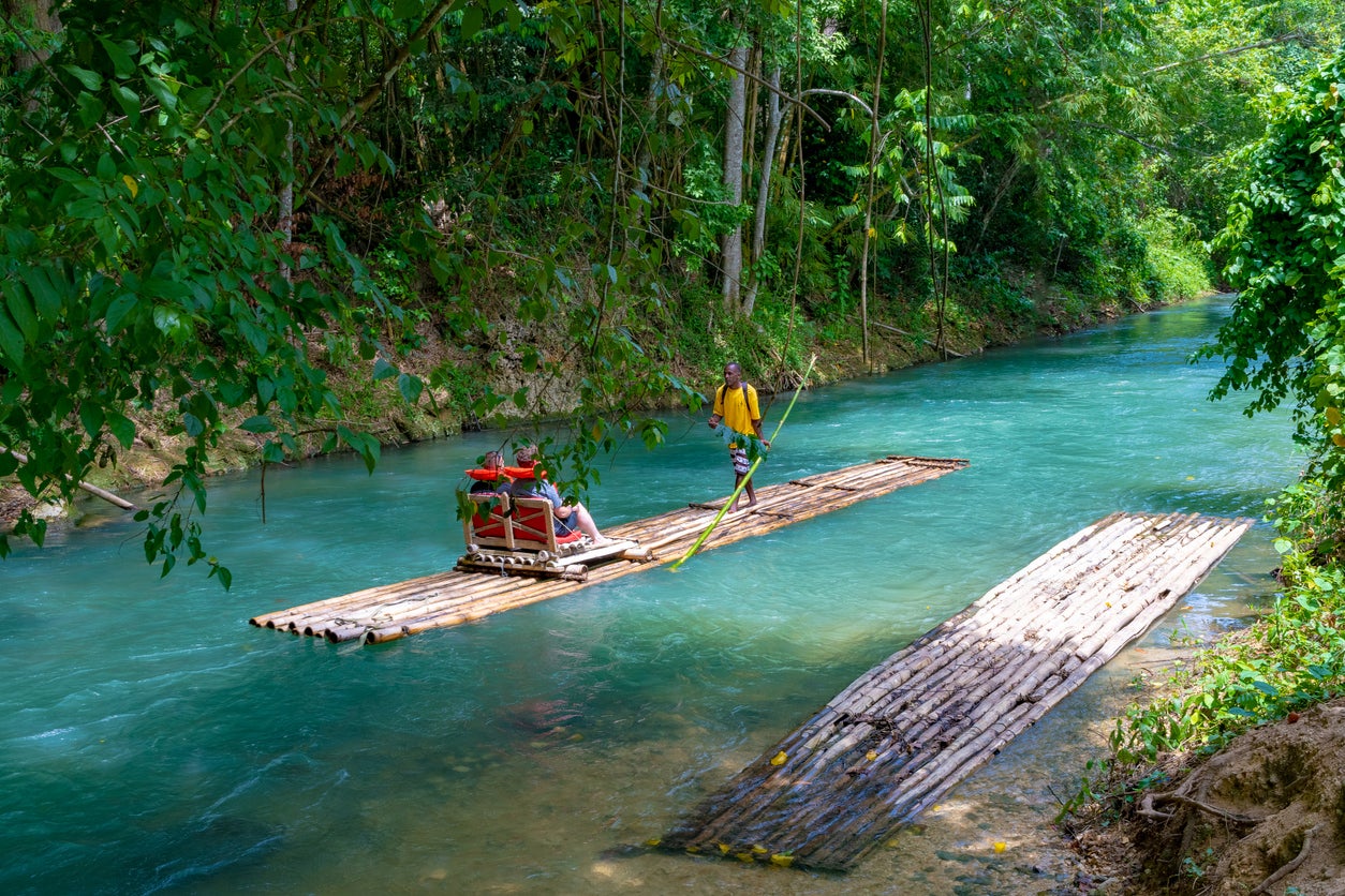 El río Martha es una hermosa ruta para recorridos de rafting en rápidos.