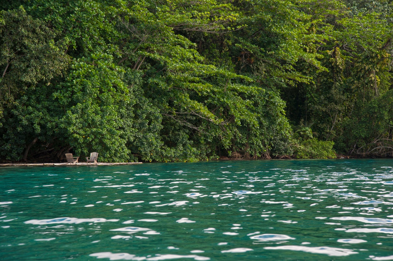 La Laguna Azul se conoce localmente como el Agujero Azul.