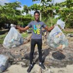 La Fundación Sandals está abordando la sucia playa de los Pescadores.